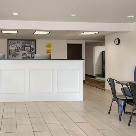 Super 8 By Wyndham Portland/Westbrook Area Ξενοδοχείο Εξωτερικό φωτογραφία
