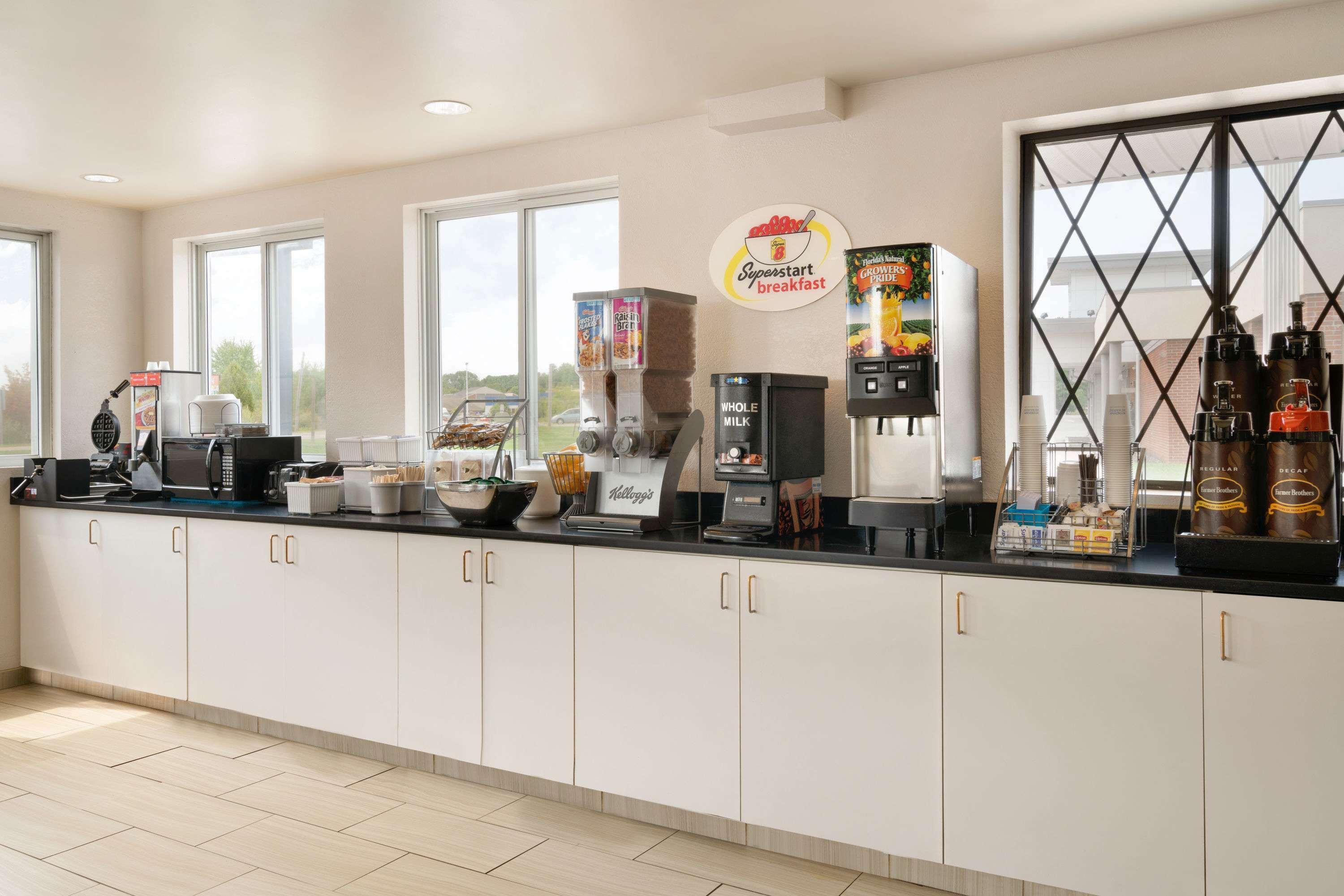 Super 8 By Wyndham Portland/Westbrook Area Ξενοδοχείο Εξωτερικό φωτογραφία