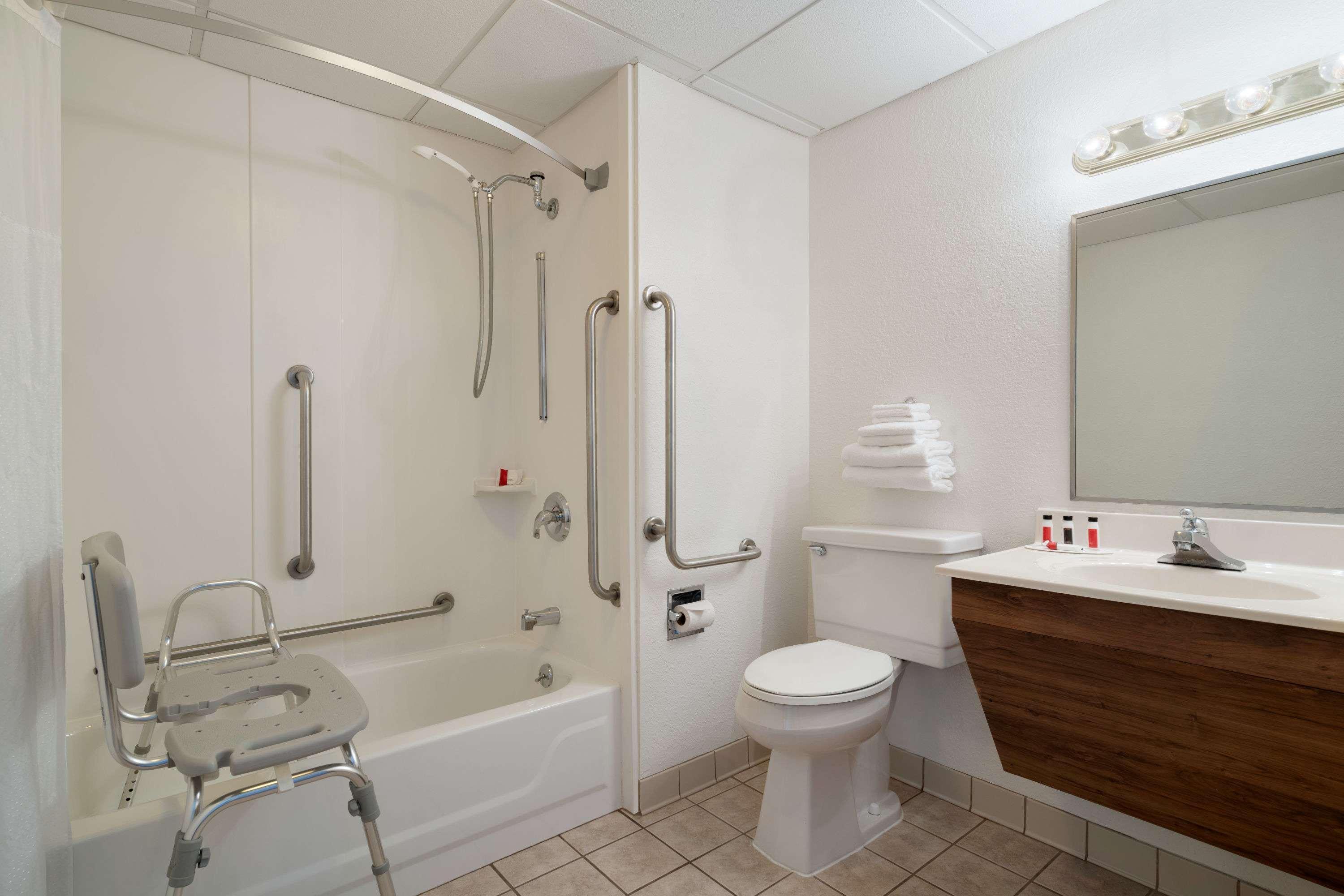Super 8 By Wyndham Portland/Westbrook Area Ξενοδοχείο Εξωτερικό φωτογραφία