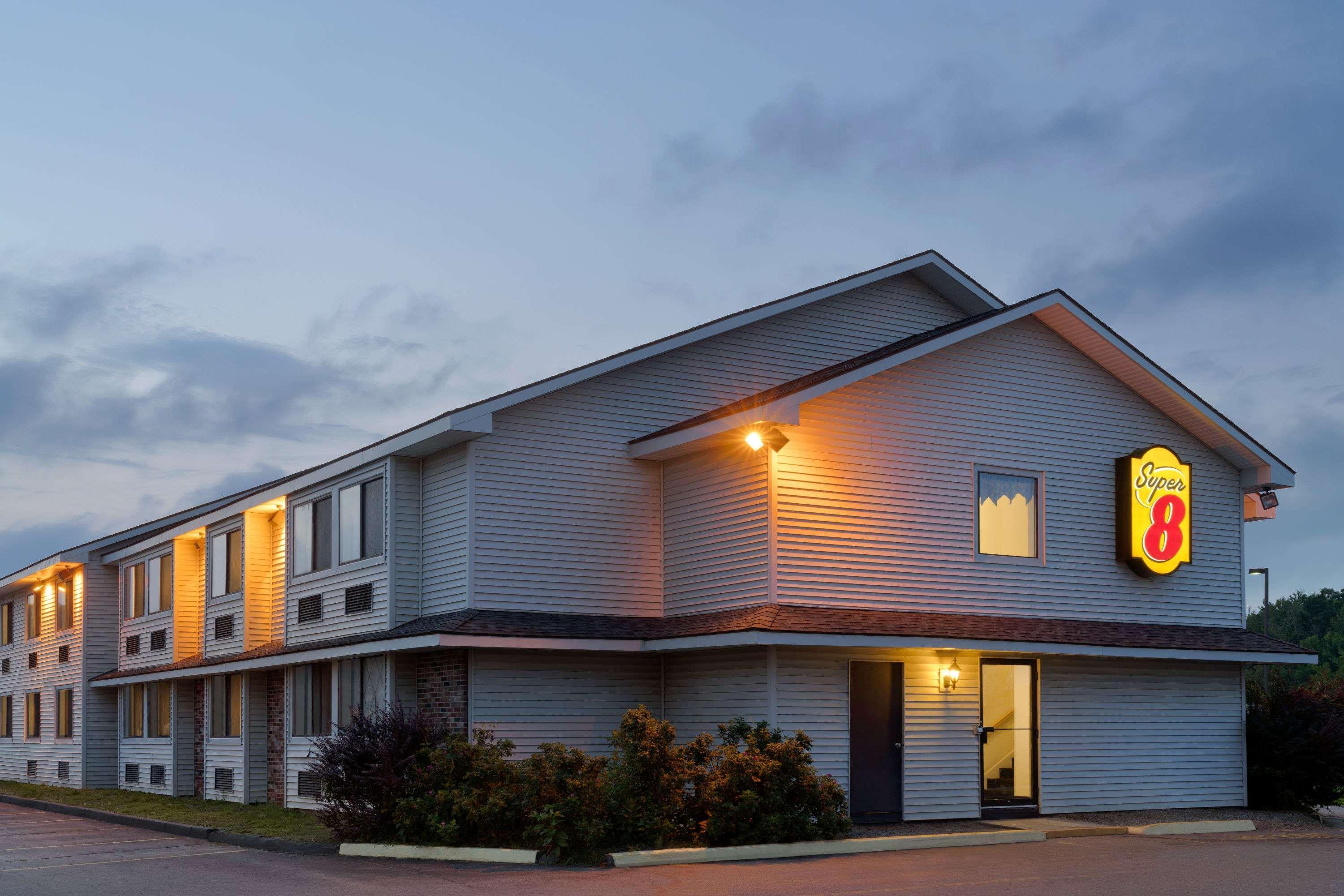 Super 8 By Wyndham Portland/Westbrook Area Ξενοδοχείο Εξωτερικό φωτογραφία
