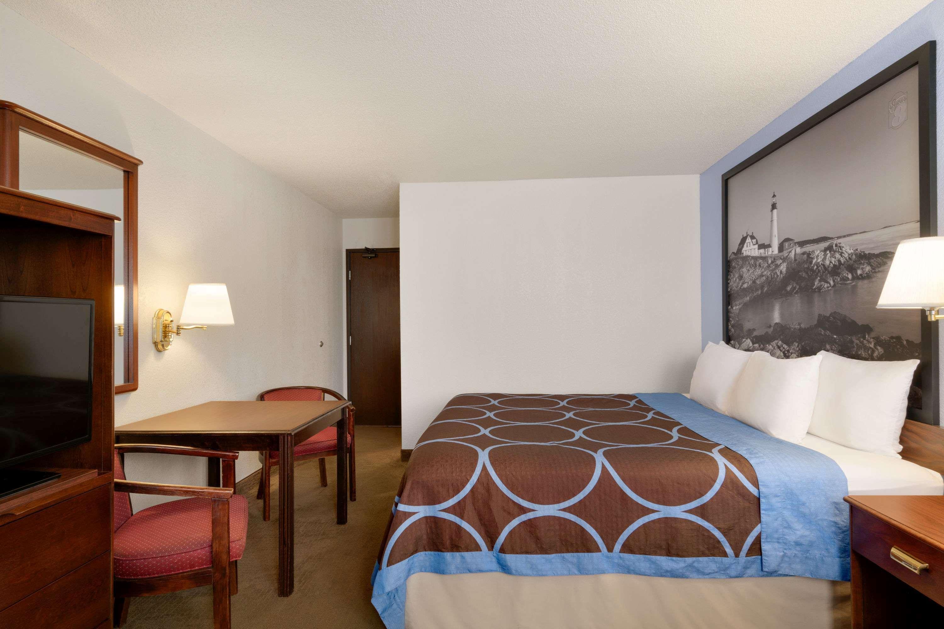 Super 8 By Wyndham Portland/Westbrook Area Ξενοδοχείο Εξωτερικό φωτογραφία