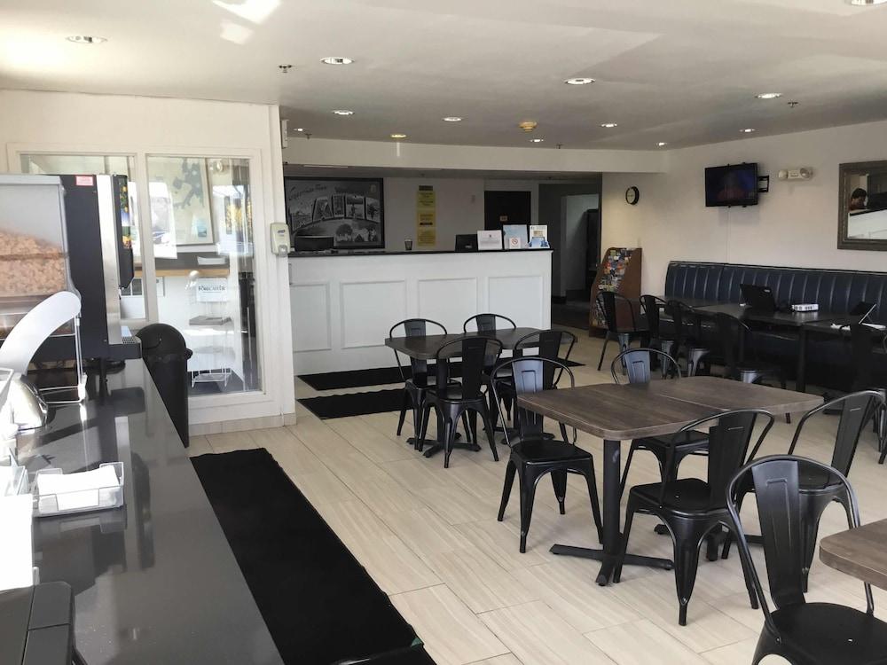 Super 8 By Wyndham Portland/Westbrook Area Ξενοδοχείο Εξωτερικό φωτογραφία