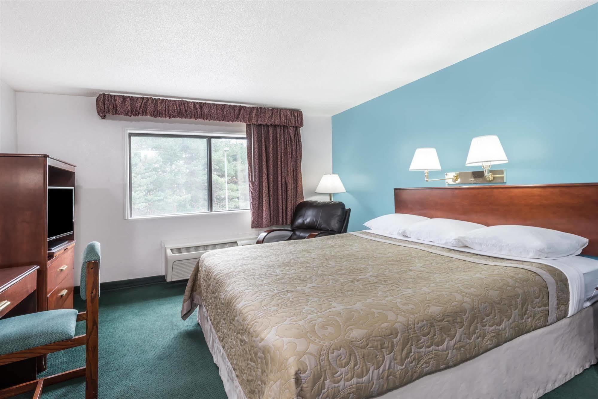 Super 8 By Wyndham Portland/Westbrook Area Ξενοδοχείο Εξωτερικό φωτογραφία