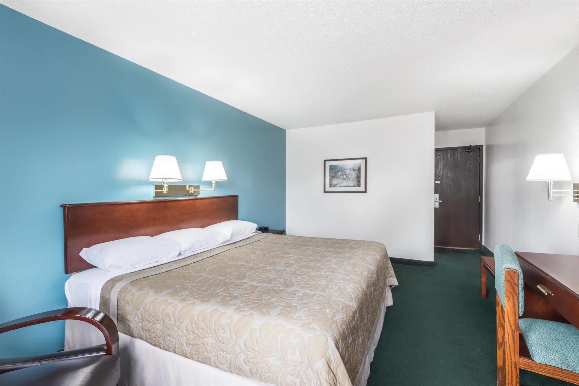 Super 8 By Wyndham Portland/Westbrook Area Ξενοδοχείο Εξωτερικό φωτογραφία