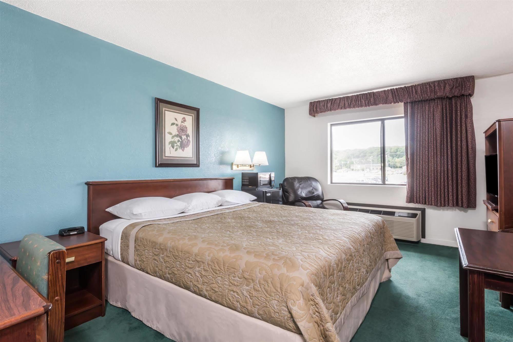 Super 8 By Wyndham Portland/Westbrook Area Ξενοδοχείο Εξωτερικό φωτογραφία