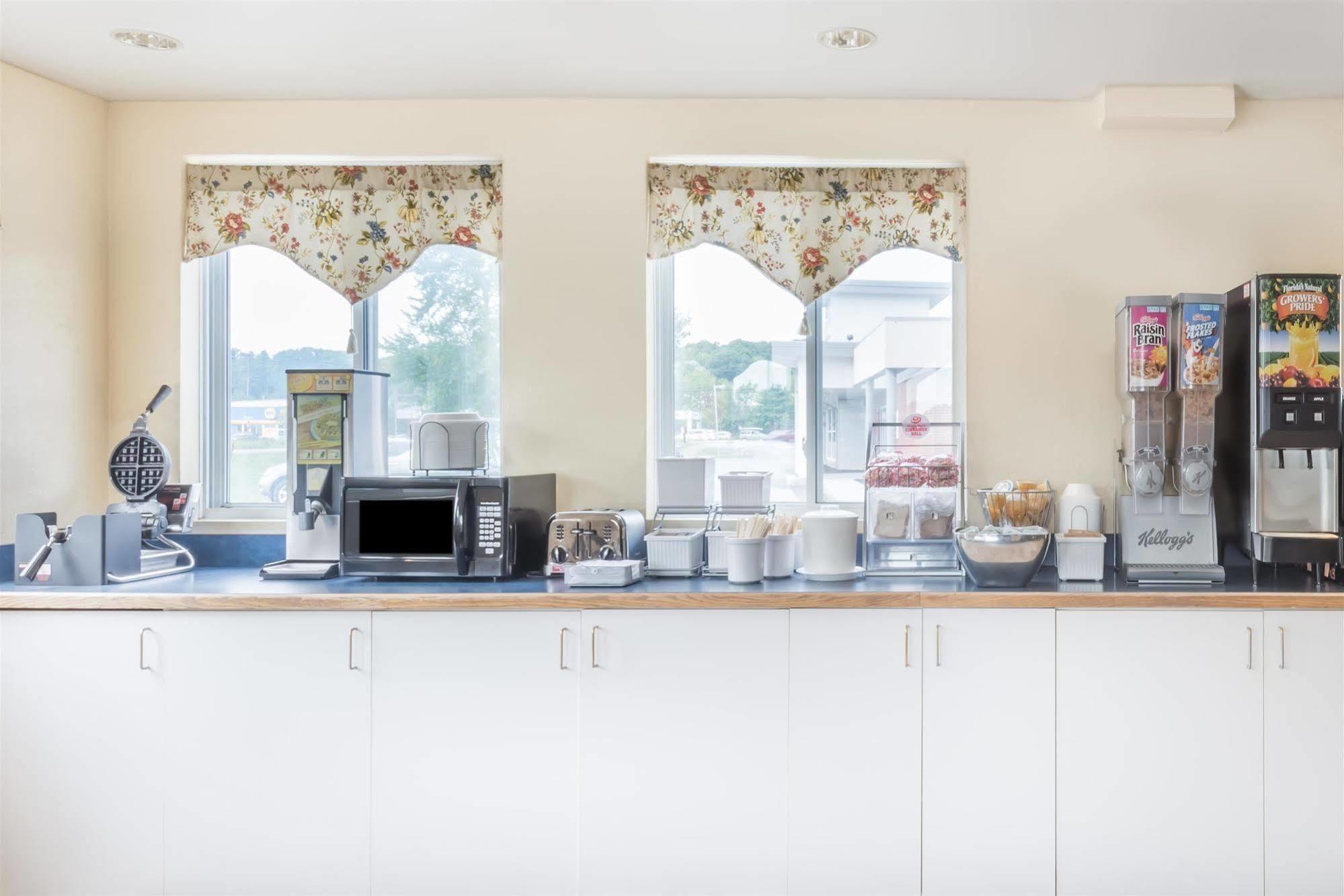 Super 8 By Wyndham Portland/Westbrook Area Ξενοδοχείο Εξωτερικό φωτογραφία